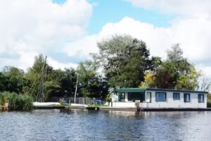 Alde Feanen Bootverhuur & Vakantiehuizen