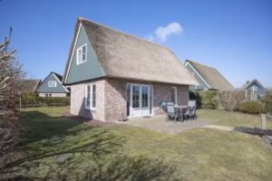 Beachvilla It Langezand | vakantiehuis Makkum in beachresort | aan het vaarwater en vlakbij het strand