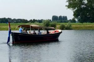 BOEK EEN SLOEP – HANZESTEDENSLOEP LEUKSTE SLOEP VAARTOCHTEN OP DE IJSSEL ” AL 15 JAAR “