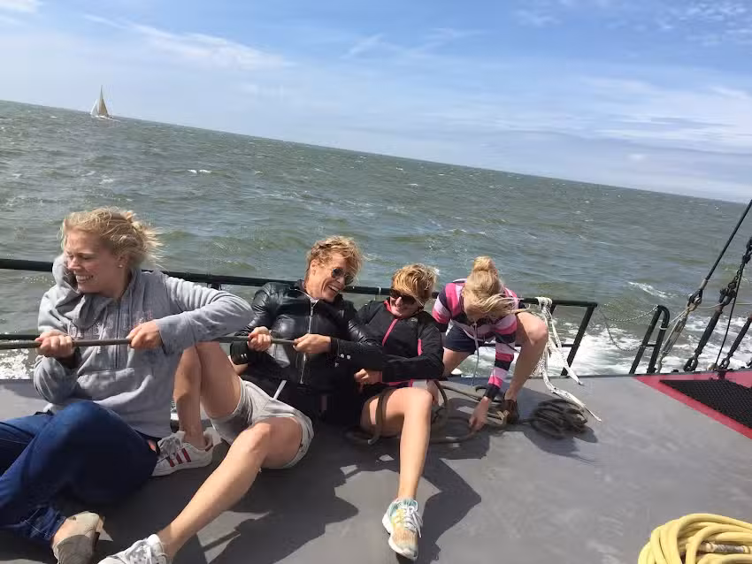 Rederij Vooruit | verhuur traditionele zeilschepen. Reederei Vooruit | Vermietung von traditionelle Segelschiffe