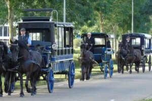 Stalhouderij familie Zwaan. Trouwkoets begrafenis rijtuig ( begrafenis koets) en huifkartocht rondleiding familie dag