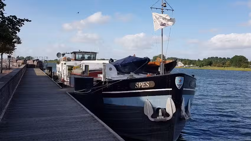 V.o.f. Alida beheer voor Salonboot het Hendrikje en slaapaccommodatie in de binnenstad van Kampen